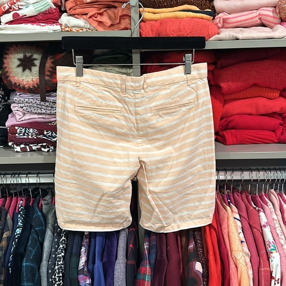 Gap pale peach with white stripes Bermuda shorts size 0 - Picture 3 of 3